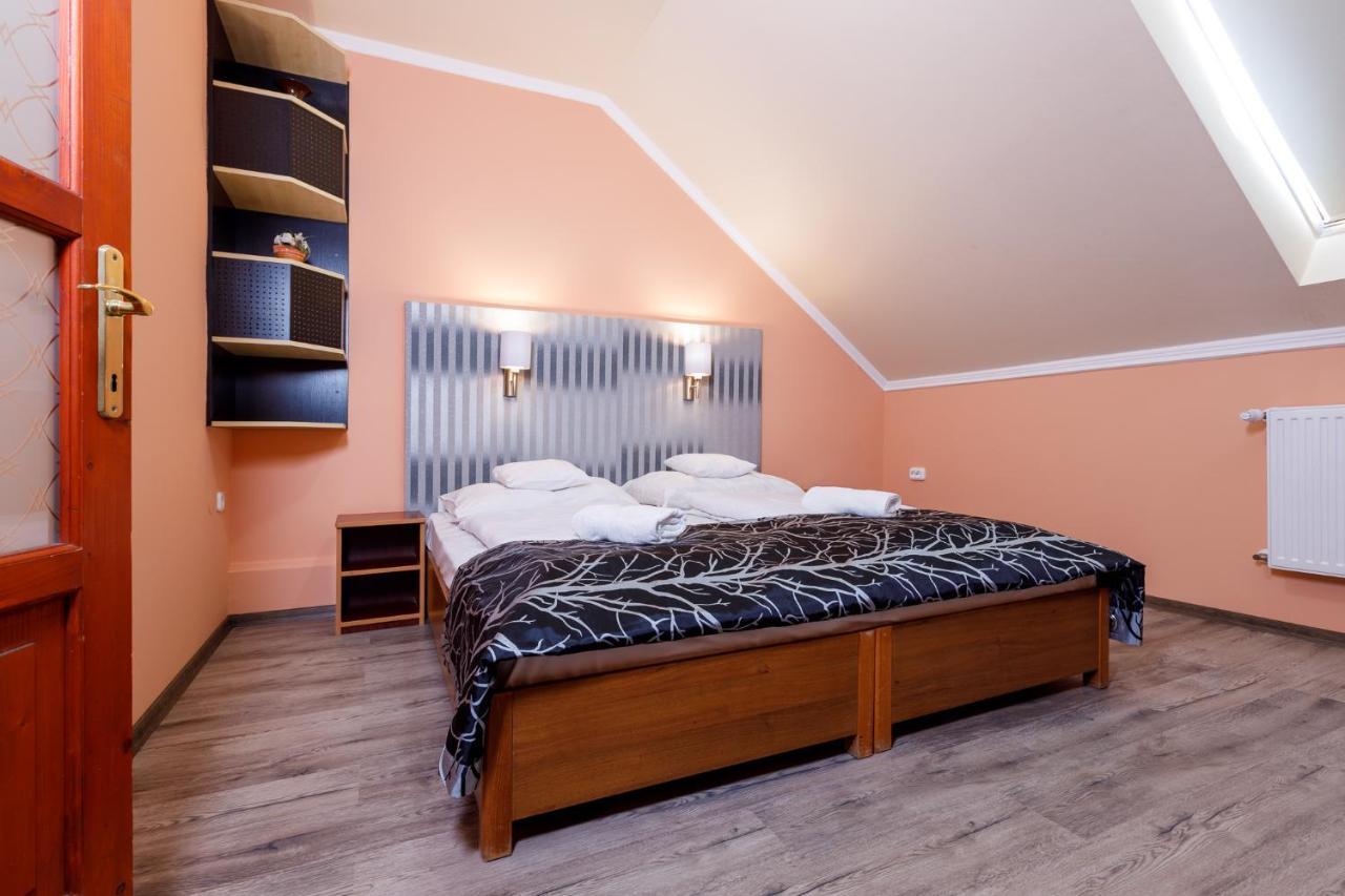 Central Apartman Gyula Buitenkant foto