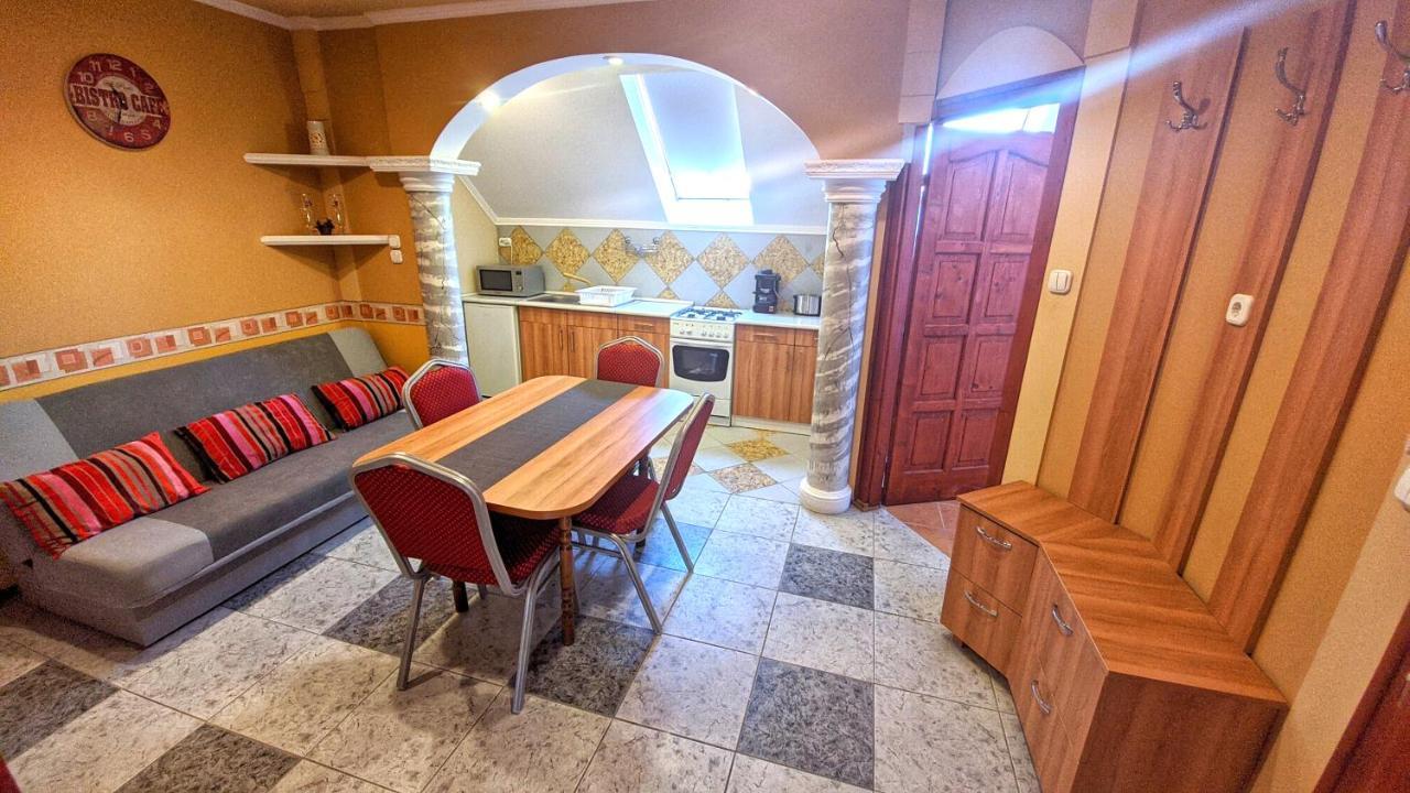 Central Apartman Gyula Buitenkant foto
