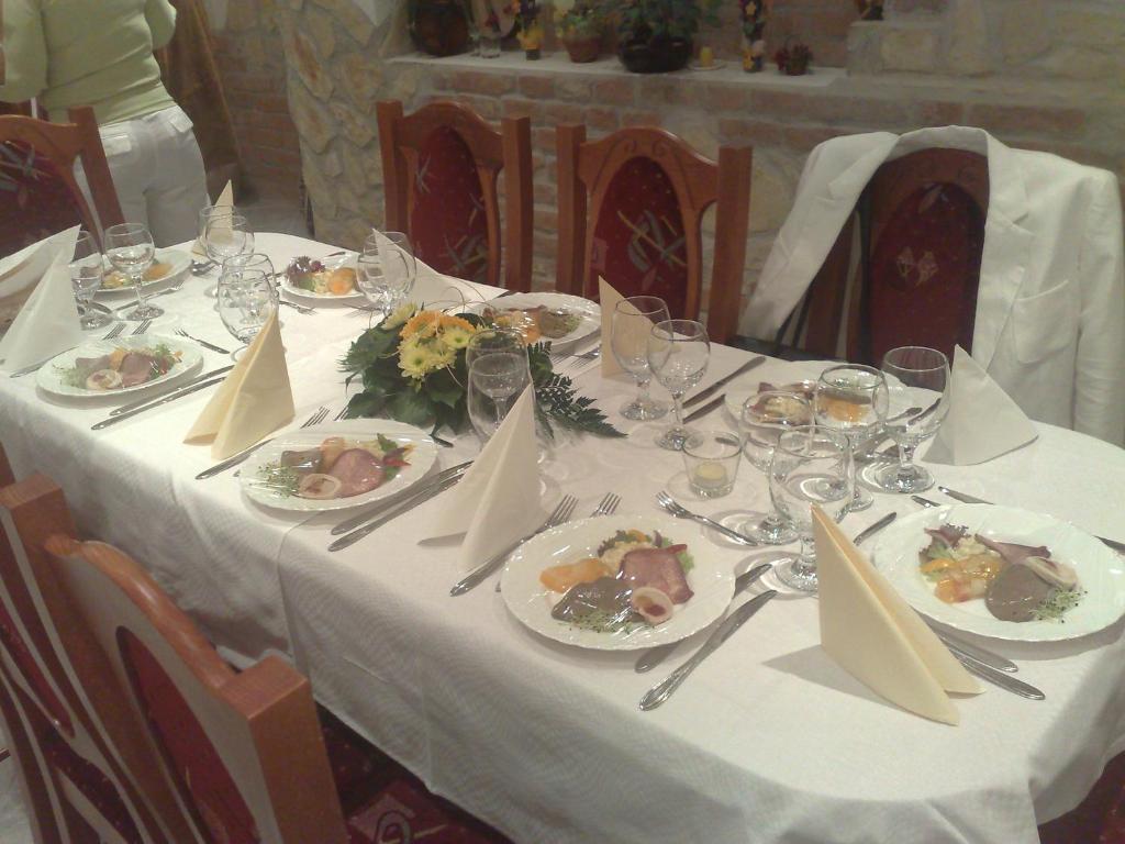 Central Apartman Gyula Buitenkant foto
